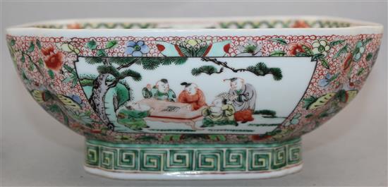 A Chinese famille verte square footed bowl, late 19th / early 20th century, 23cm